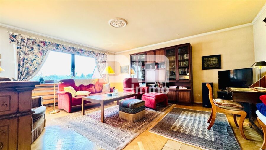 Gepflegtes 1 bis 2 Familienhaus in gesuchter Ortsrandlage mit Panoramablick - EG Wohnzimmer / Zugang Balkon